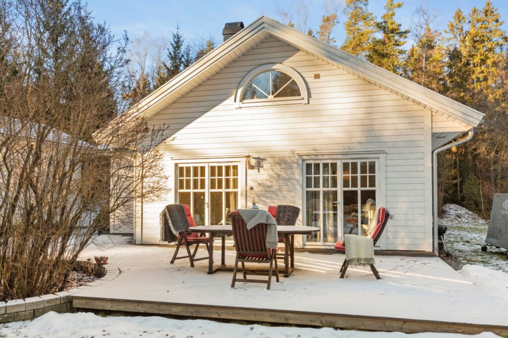 22. Renovering av tra╠efo╠enster i villa