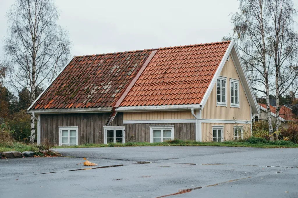 takrenovering eller takm lning s v ljer du r tt tg rd f r villan